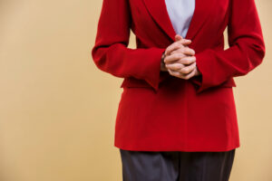 Cum să porți un sacou din catifea fără să pară demodat?