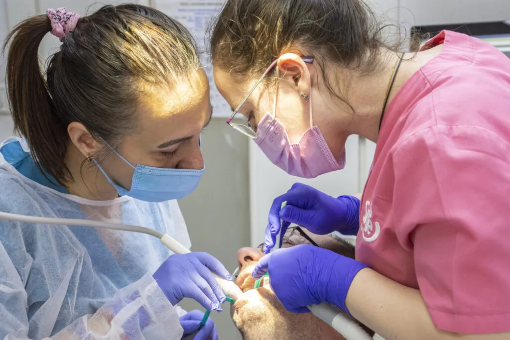 Cum alegi un pedodont potrivit copilului tău: abordare blândă, răbdare și adaptare Cum alegi un pedodont potrivit copilului tău: abordare blândă, răbdare și adaptare