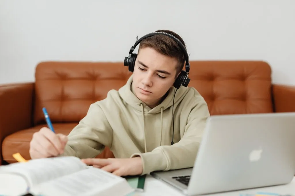 Copilul tău visează la o facultate în străinătate? Află ce limbă străină ar trebui să știe!
