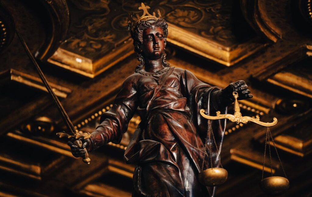 Ciocănel de judecător și un contract de închiriere semnat pe o masă de lemn