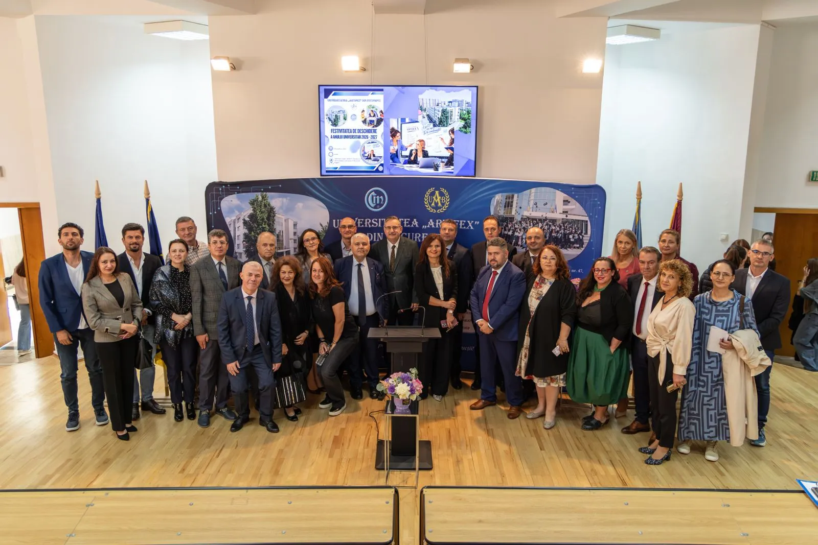 Conducerea Universității ARTIFEX și invitații, în fotografie de grup la deschiderea anului universitar 2026–2027