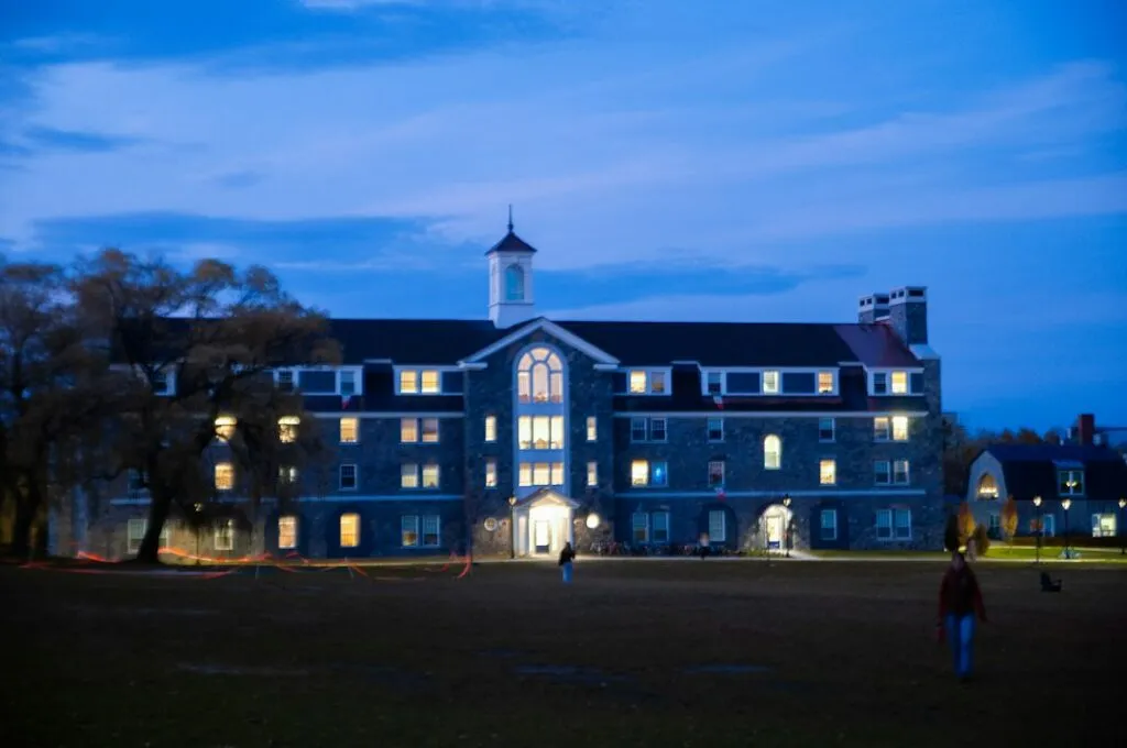 Photo student housing campus vs homestay