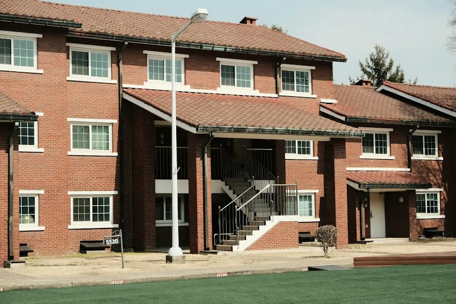 Photo student housing campus vs homestay
