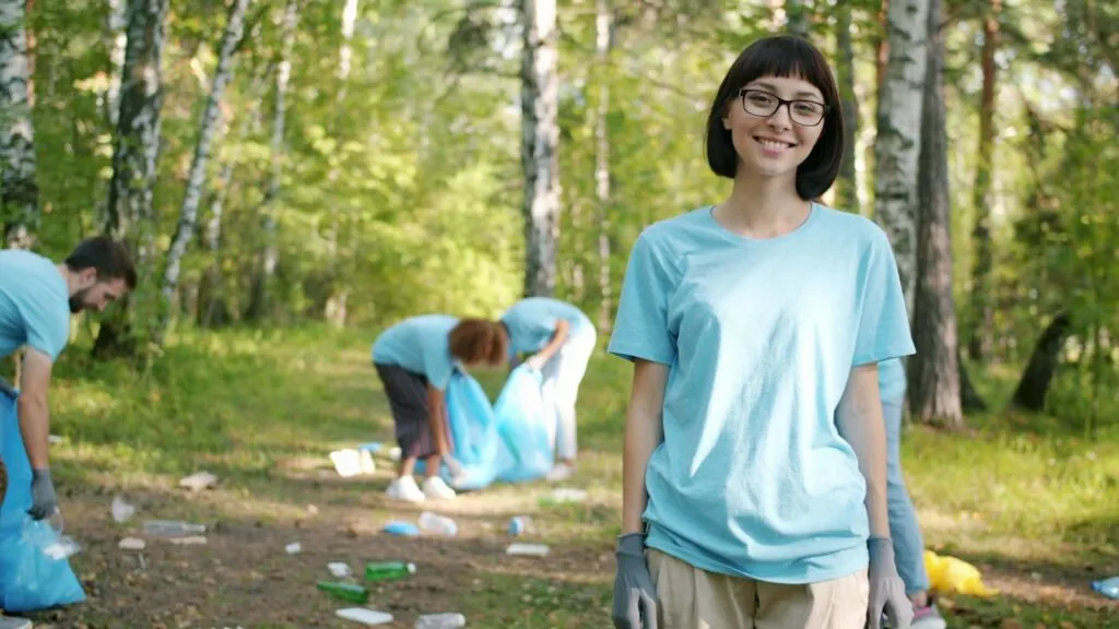 Photo college student volunteering tips