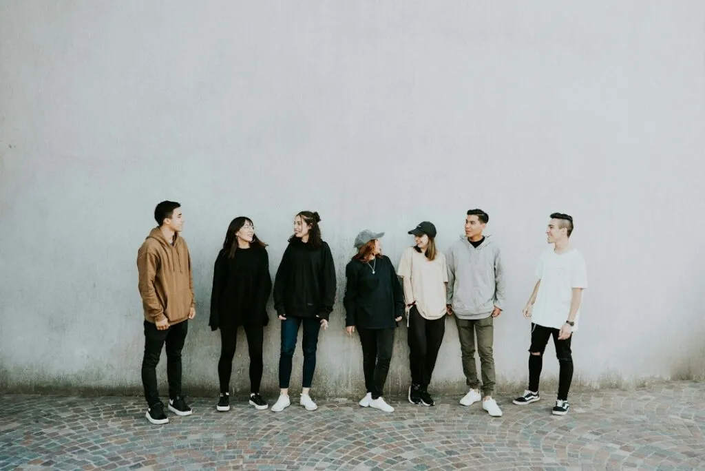 Cum să faci față presiunii sociale și să-ți găsești prietenii potriviți Photo social pressure coping finding friends group